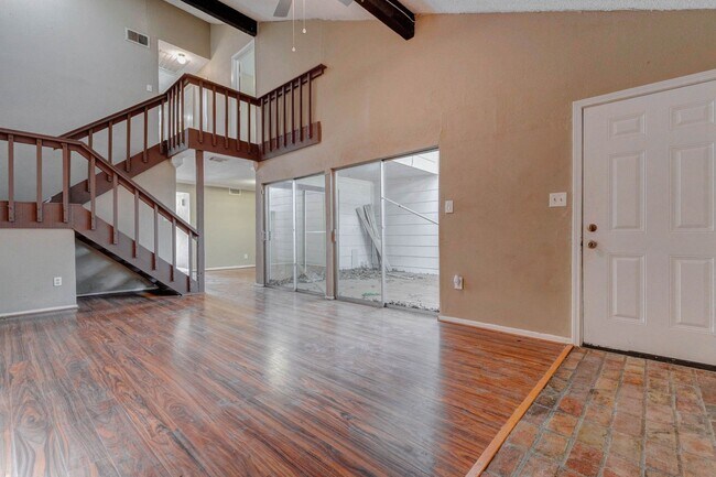 Building Photo - Houston Living in a Spacious Townhome