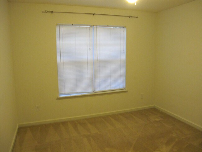 Building Photo - Spacious home Corner Lot, Walk to Stallings Island School