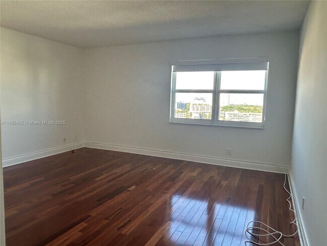 Building Photo - 401 Golden Isles Dr