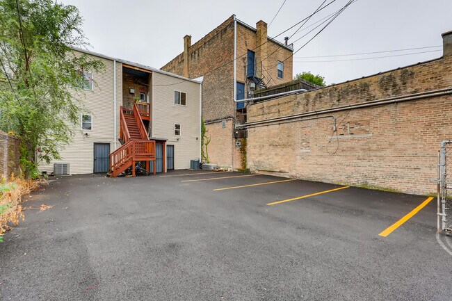 Building Photo - 7046 N Clark St