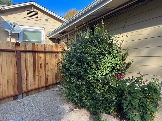 Building Photo - 863A Atherton Ave