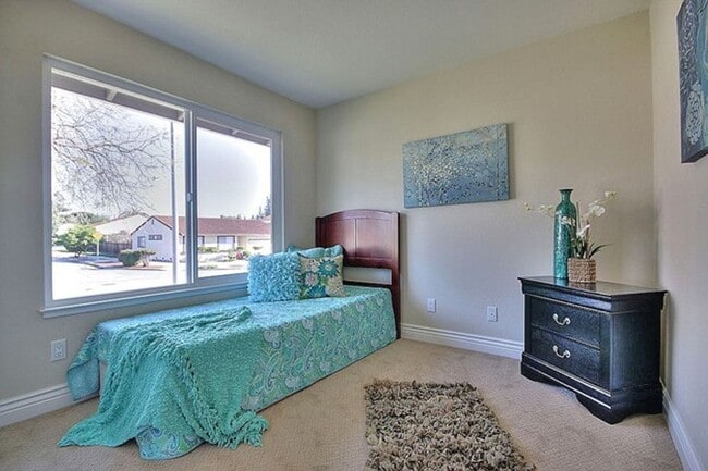 Building Photo - $4590 / 5 BR -GORGEOUS MODEL HOME IN THE W...