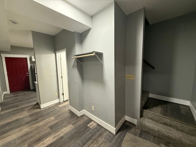 Building Photo - Large 6 Bed Single Family Home in MPLS!