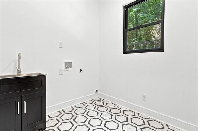 Building Photo - 4250 Carmain Dr NE