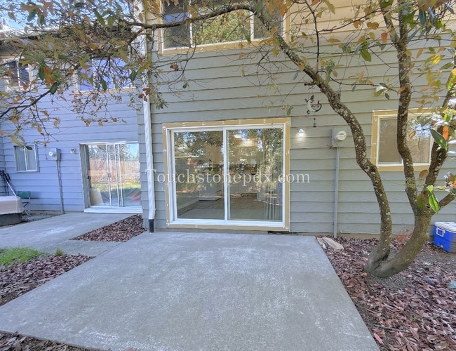 Building Photo - 1 MONTH RENT FREE! Updated 3 BR Apartment with Patio in Portland