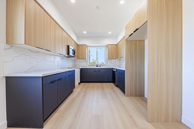 Building Photo - 2847 S Victoria Ave