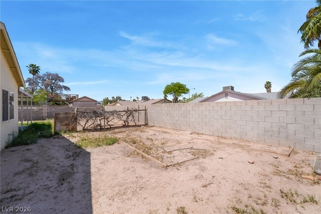 Building Photo - 2102 E Russell Rd