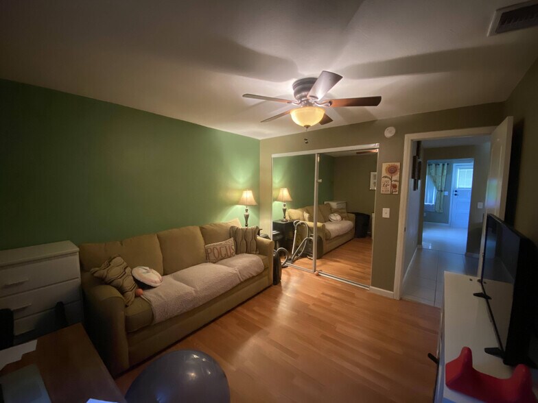 Building Photo - 172 W Elm Ct