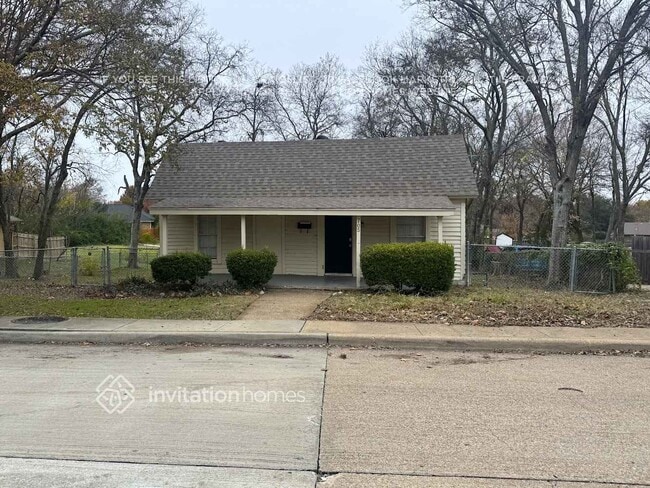 Building Photo - 705 N Alamo Rd