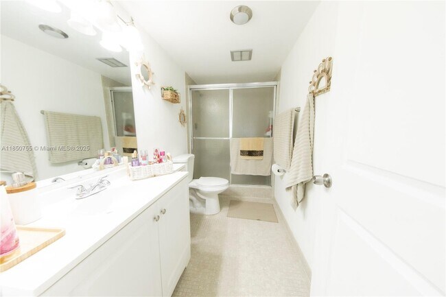 Building Photo - 4166 Inverrary Dr