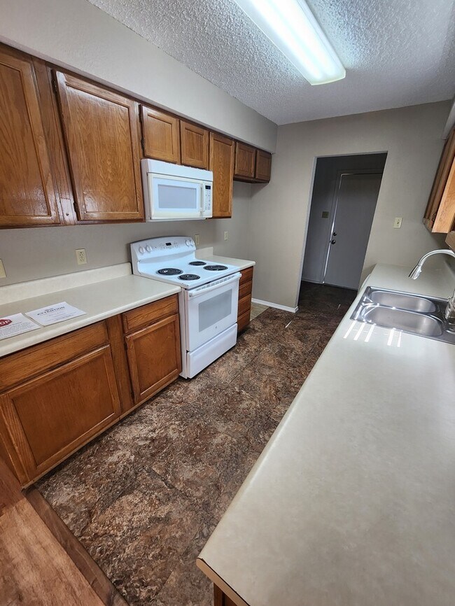 Building Photo - 3 bed 2 bath townhome, 1 car garage and 1 carport