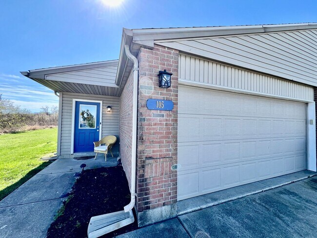 Building Photo - 3 Bedroom 1 Bathroom Attached House