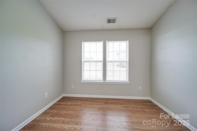 Building Photo - 120 Lantana Dr