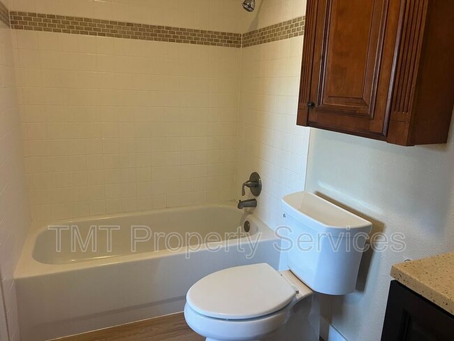 Building Photo - 8631 Hummingbird Way