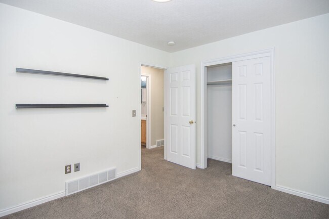 Building Photo - Gorgeous Bountiful Home w/ Solar & 3 Car Garage