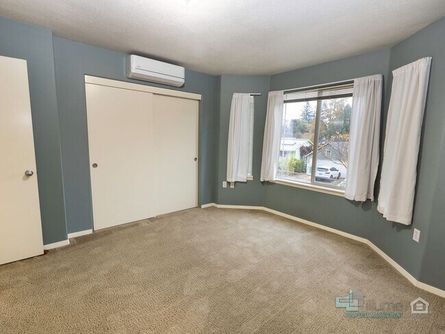Building Photo - 5215 SE Pardee St