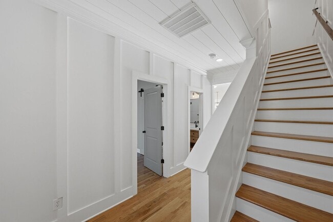 Building Photo - Modern Living in Franklin