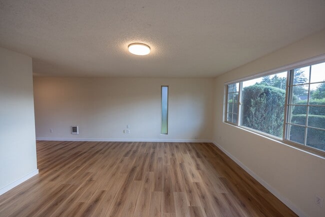 Building Photo - Just updated! - 2 Bedroom Condo in Washougal