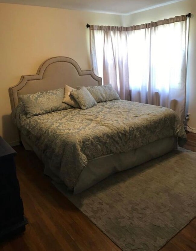 Building Photo - Full of warmth and character