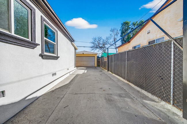 Building Photo - 1667 Valencia Ave