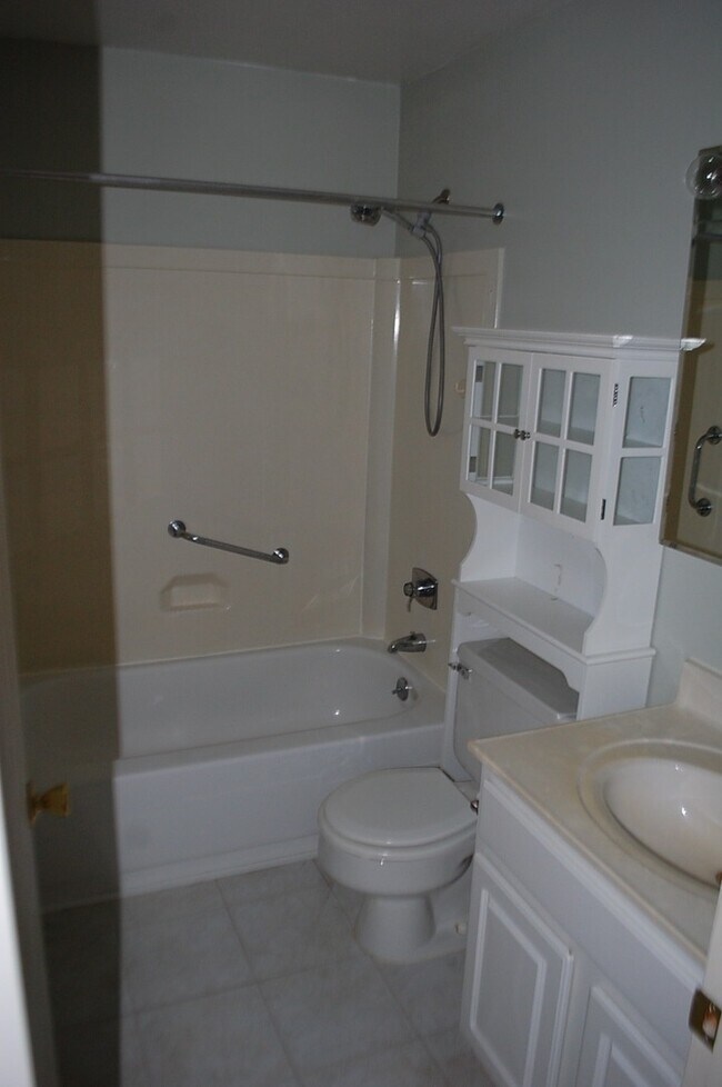 Building Photo - 110 Seevue Ct