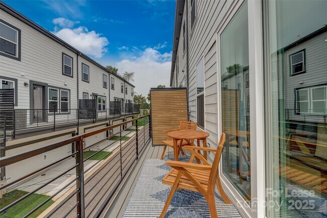 Building Photo - 411 Jetton St