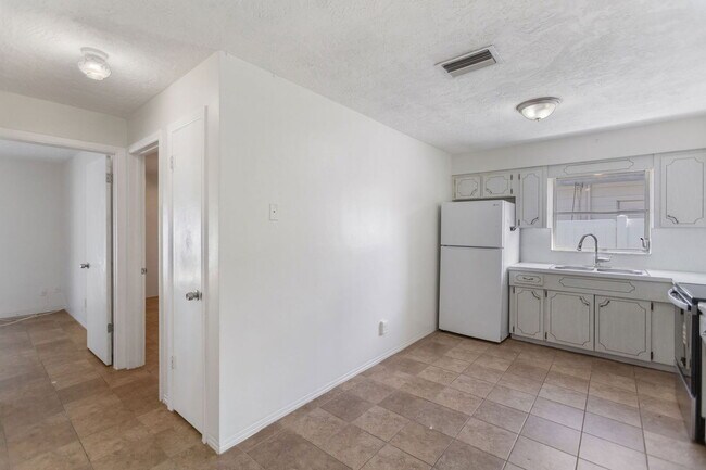 Building Photo - 4559 33rd Ave N