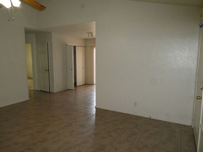 Building Photo - 8705 Pineridge Dr