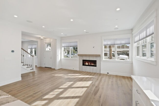 Building Photo - 261 E Bellevue Ave