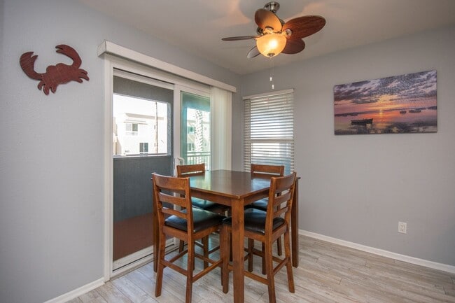Building Photo - 2 Bed & 2 Bath Beach Condo with ocean view!