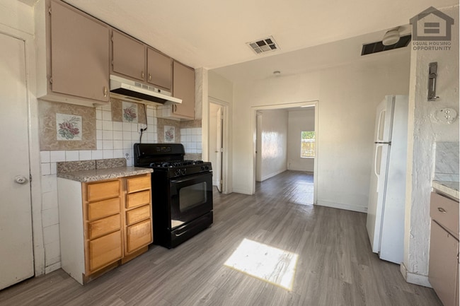 Building Photo - 2Bed/1Bath Apartment at Camelback Rd/Central Ave! Ready for Immediate Move-In! – NO HOA!