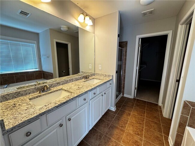 Building Photo - 2530 Vistoria Dr