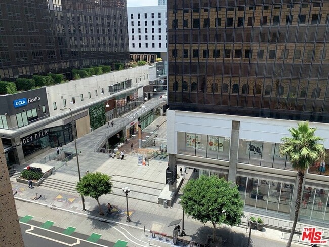 Building Photo - 727 W 7th St