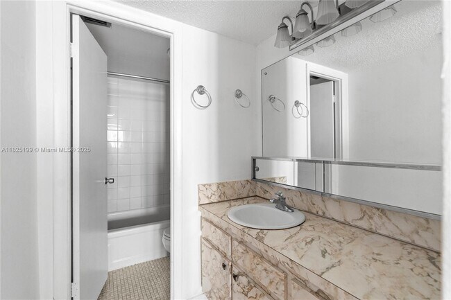 Building Photo - 1410 S Ocean Dr