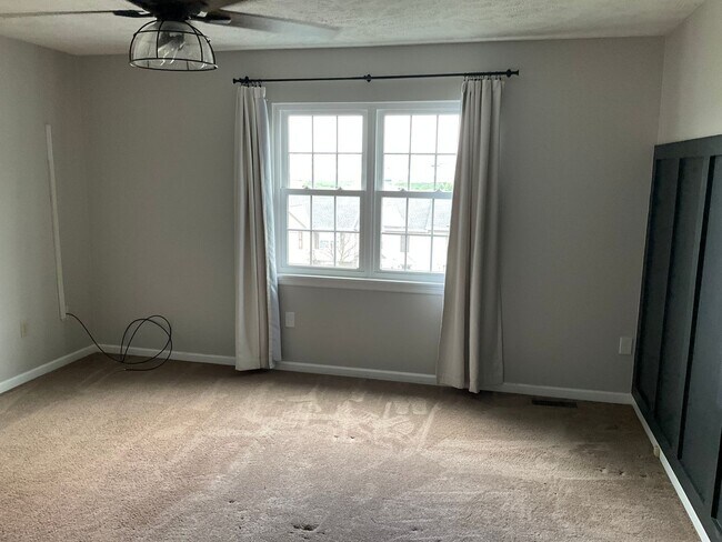 Building Photo - Large 3 Bedroom 2.5 bath townhome with additional finished room.