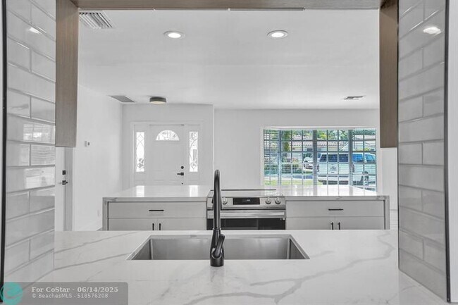 Building Photo - 4751 NE 29th Ave