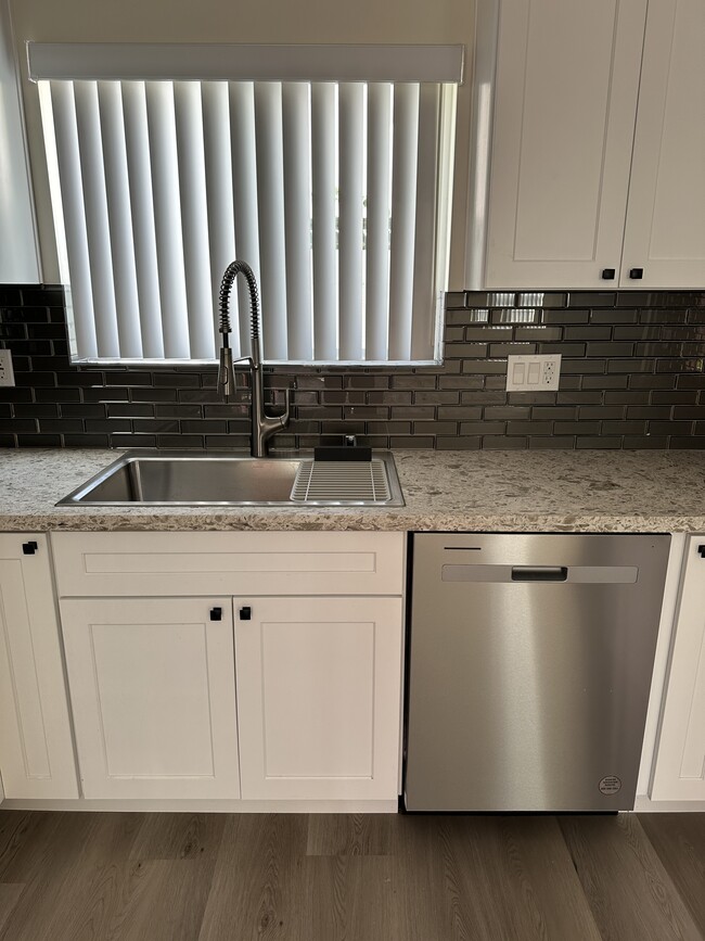 Kitchen sink and dishwasher - 3556 Butler Ave