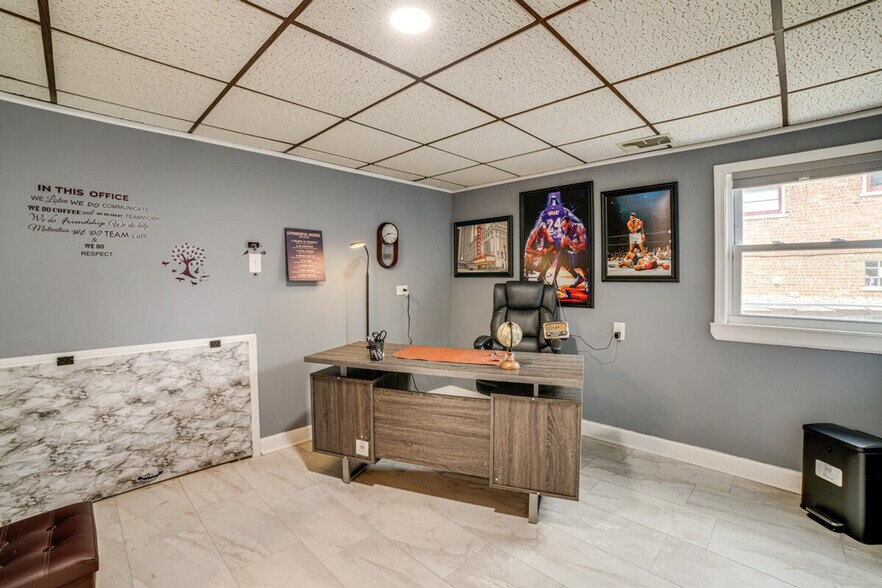 Building Photo - 737 E 157th Pl