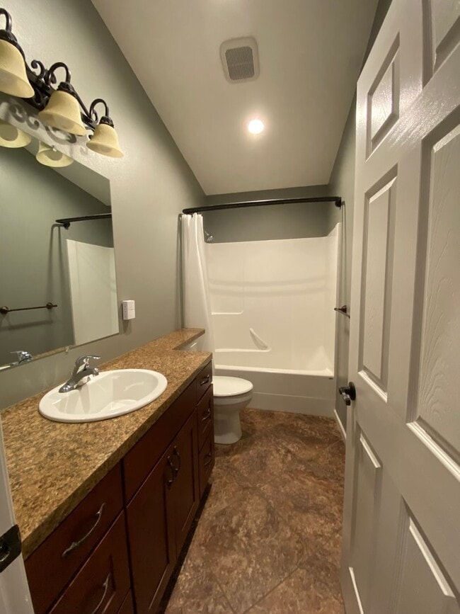 Building Photo - Spacious 3 BR 2 BA 2 Car garage on acreage