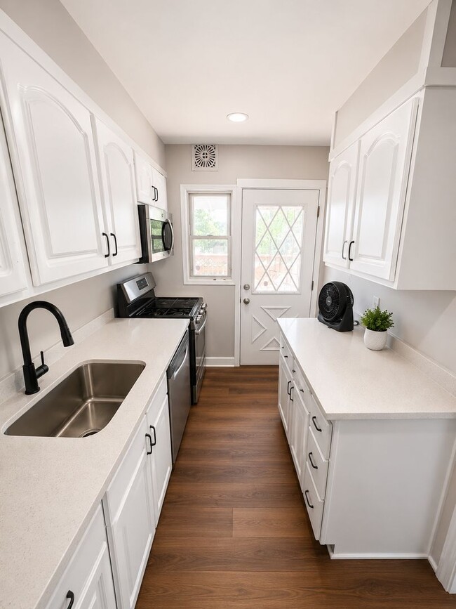 Building Photo - Beautiful 3 Bedroom 1.5 Bath recently rotavated