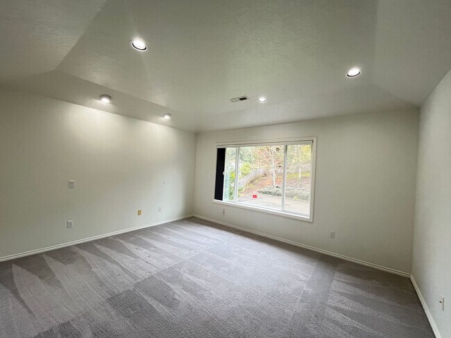 Building Photo - Incredible Sexton Mountain/Murray Hills 4 bed, 3 bath Home! + HUGE BONUS ROOM! Fenced Yard, updat...