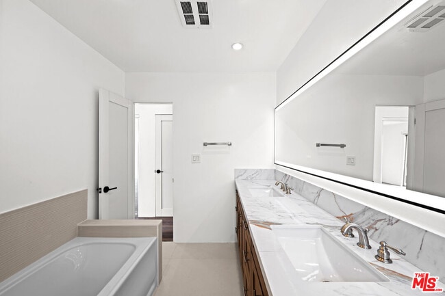 Building Photo - 136 S Palm Dr