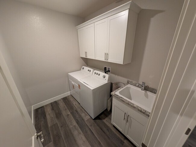 Building Photo - 1039 Forest Falcon Dr