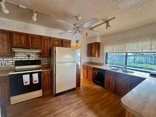 Building Photo - 4914 Acorn Dr