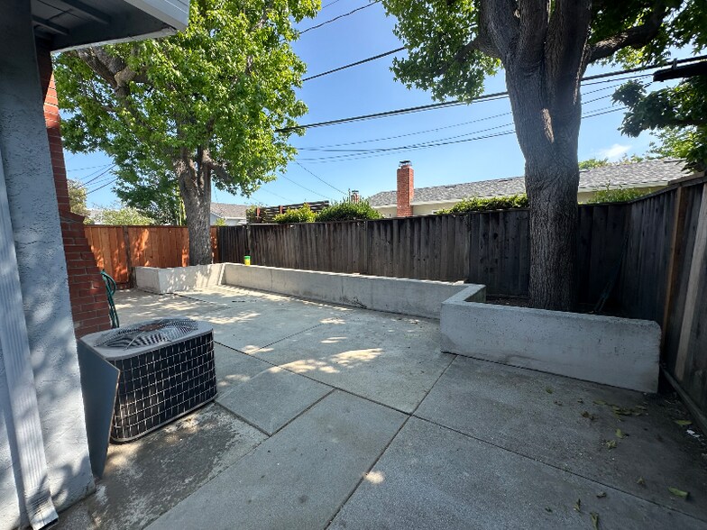 Building Photo - 962 Gale Dr