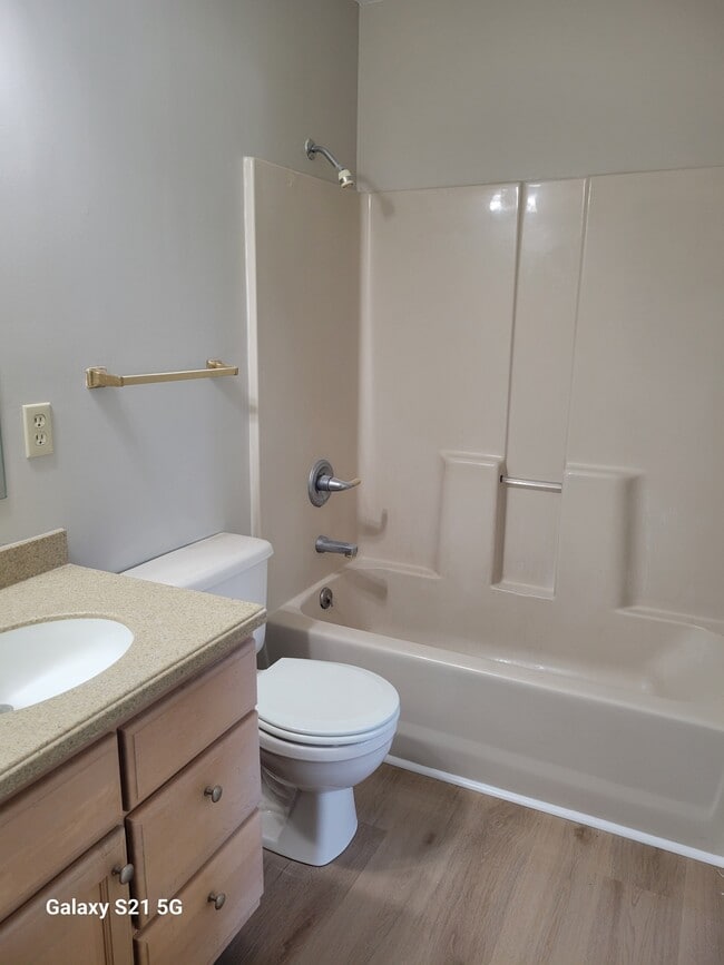 Building Photo - 253 Ivanhoe Ln