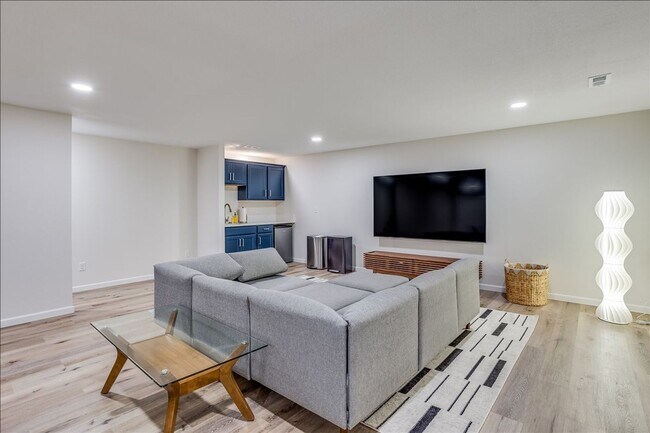 Building Photo - BEAUTIFUL 5 BEDROOM HOME  WITH LAKE VIEW A...