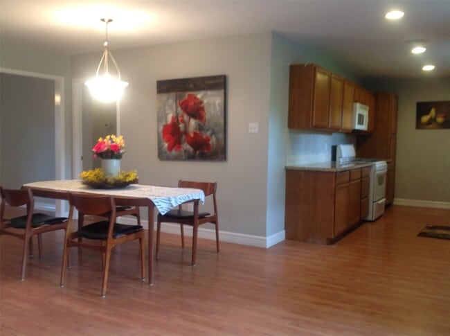 Building Photo - 7427 Tanager St