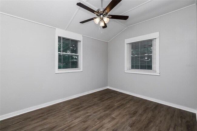 Building Photo - 4007 E Osborne Ave