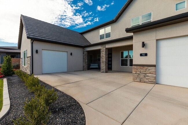 Building Photo - Washington Fields 4 bed | 3 1/2 bath | 3 c...